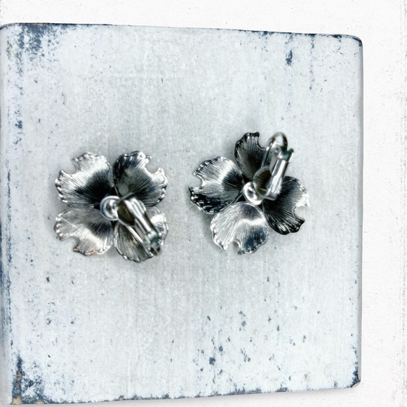 4884. Clip ONs Vintage Enamel Floral Earrings - Picture 4 of 4